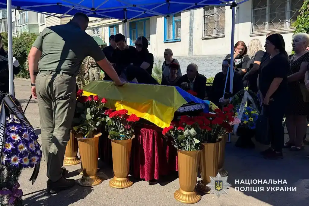 Назавжди в строю: на Дніпропетровщині попрощалися з поліцейським Дмитром Кравченком