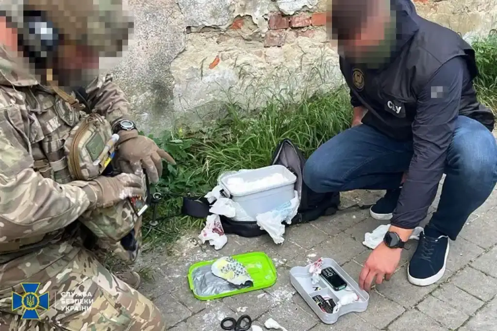 У Львові затримали 17-річного хлопця з Дніпропетровщини та його 16-річну подругу, які намагалися підірвати авто українського військового