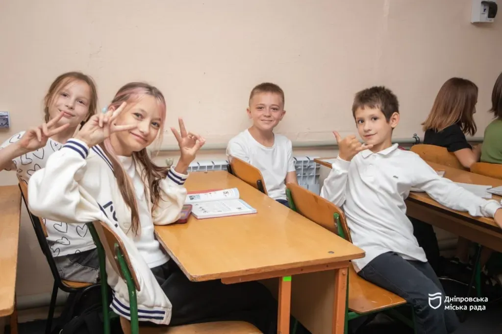 Школи та дитсадки Дніпра, які мають найпростіше укриття, працюють офлайн