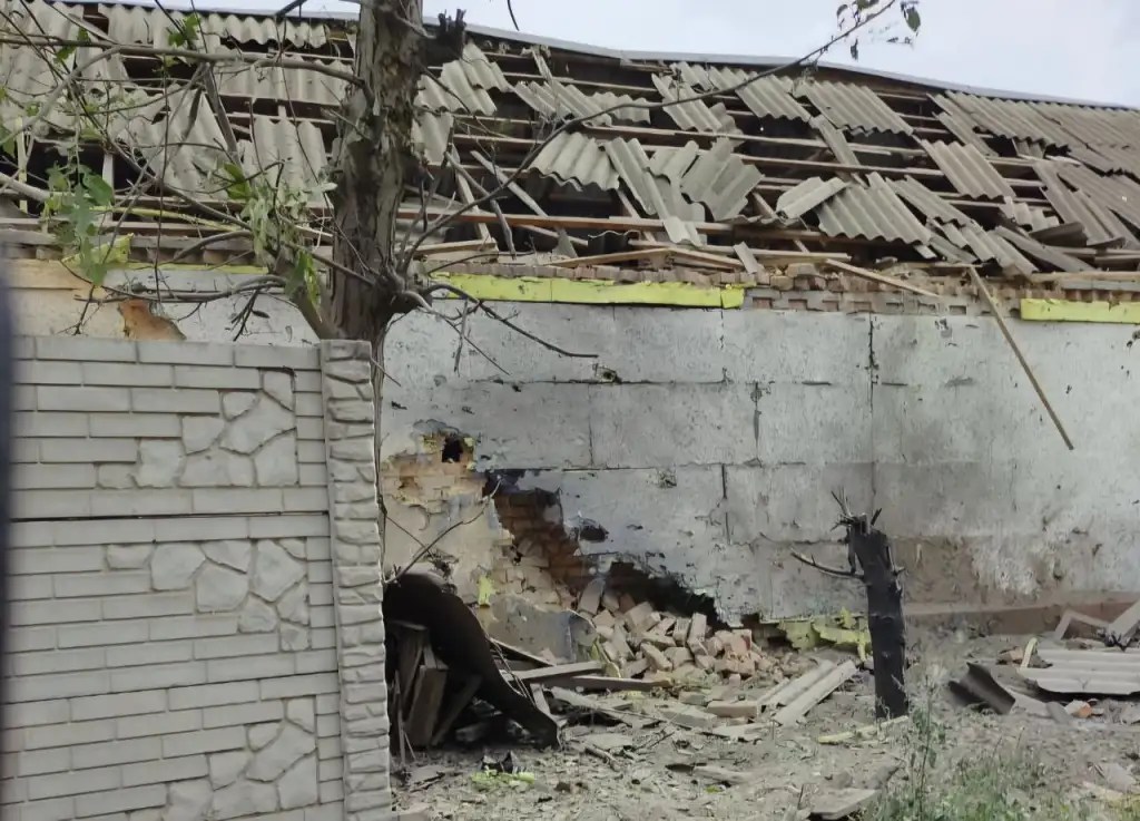Нікопольщина під ударами FPV-дронів та артилерії: пошкоджені будинки й автобус