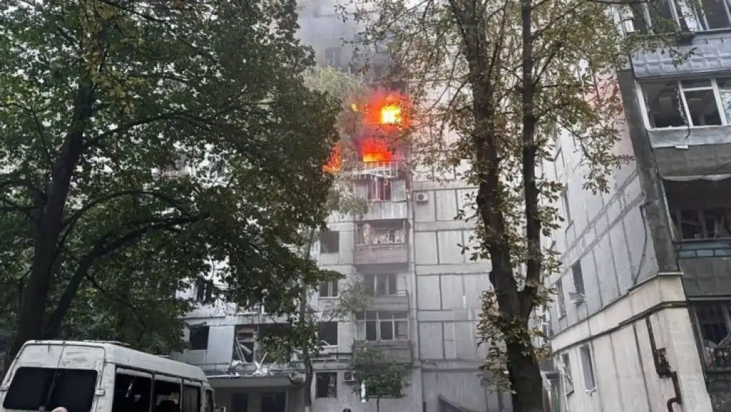 Ворог масовано атакував Дніпро та область ракетами та дронами: є загиблі та поранені