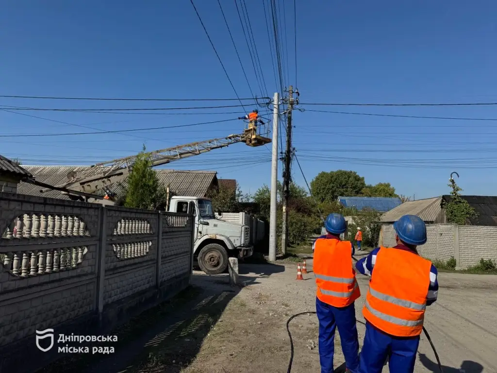 У Дніпрі модернізують зовнішнє освітлення: нові LED-світильники встановлюють на вул. Промисловій