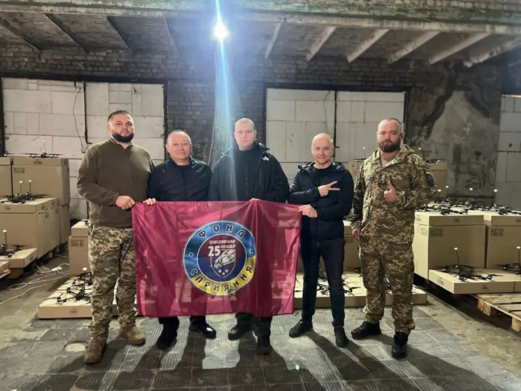 Територіальна громада Дніпра та волонтери передали Січеславським десантникам 150 ударних дронів