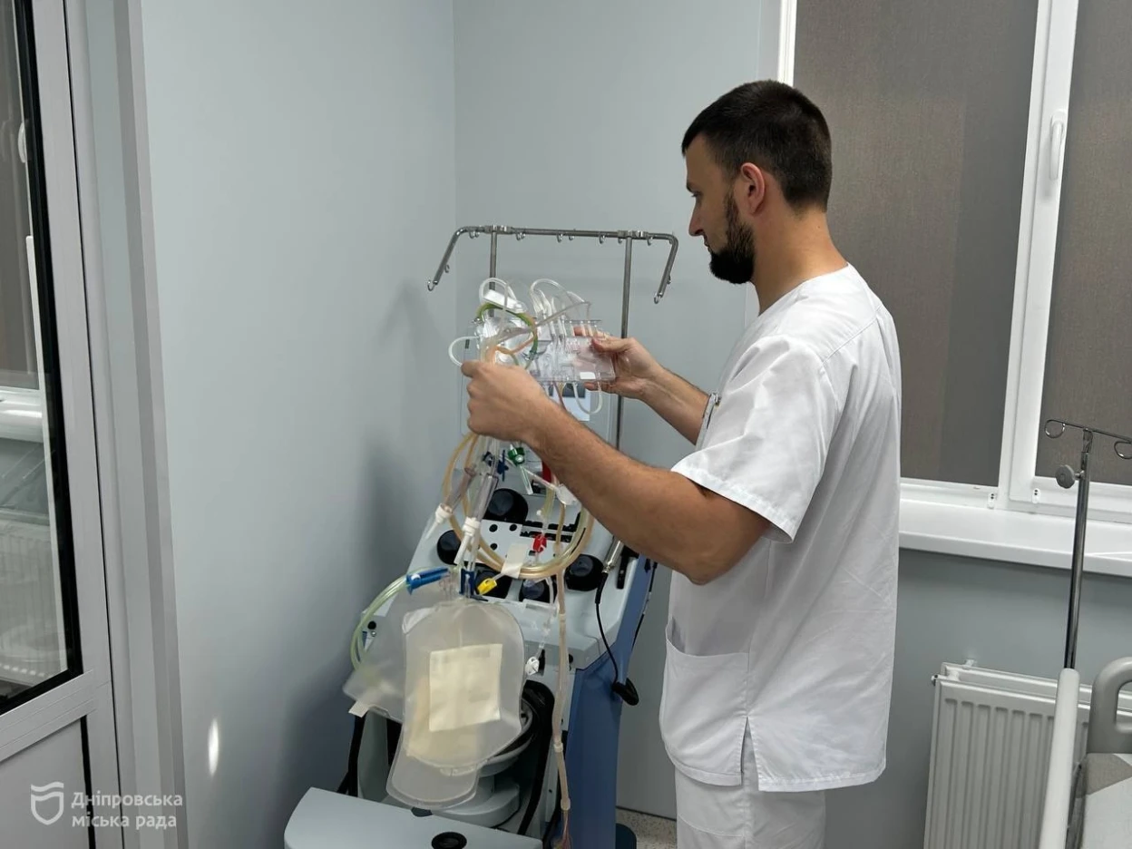 Прорив у медицині Дніпра: у міській лікарні вперше здійснили аутотрансплантацію клітин дорослому пацієнту