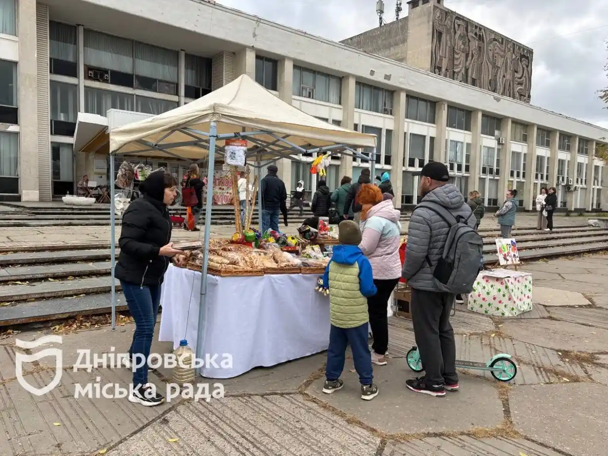 «Такі заходи дуже потрібні, адже вони дають можливість відволіктися від буденних справ і просто насолодитися днем», – дніпрянка про проведення ярмарків вихідного дня