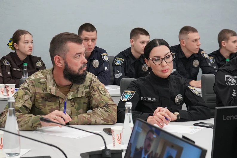 Писали ветерани, родини воїнів, курсанти та офіцери: як Дніпро долучився до Радіодиктанту національної єдності