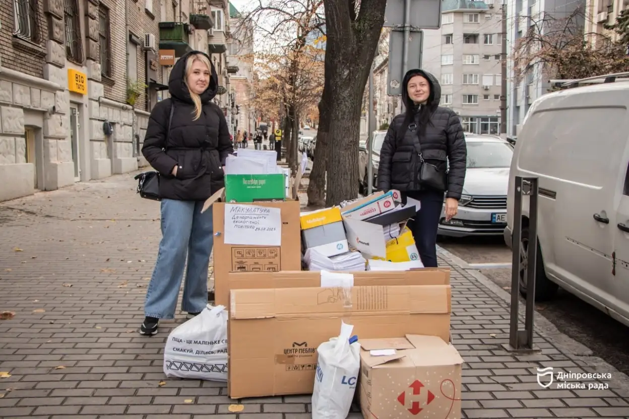 Ініціатива єднання заради перемоги: дніпряни зібрали макулатуру в межах акції «Зігрій військового»
