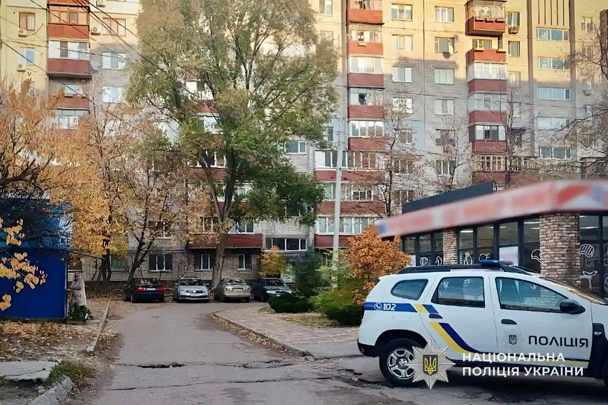 У Дніпрі чоловік пограбував жінку біля банкомату: поліцейські затримали нападника