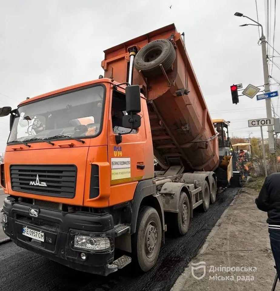 У Дніпрі перед зимою ремонтують аварійні ділянки доріг із інтенсивним рухом