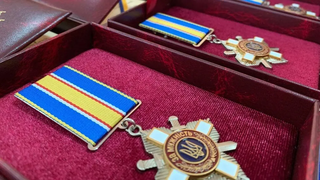 Енергетика з Нікопольщини, який дістав поранення внаслідок атаки дрона, відзначили орденом “За мужність” ІІІ ступеня