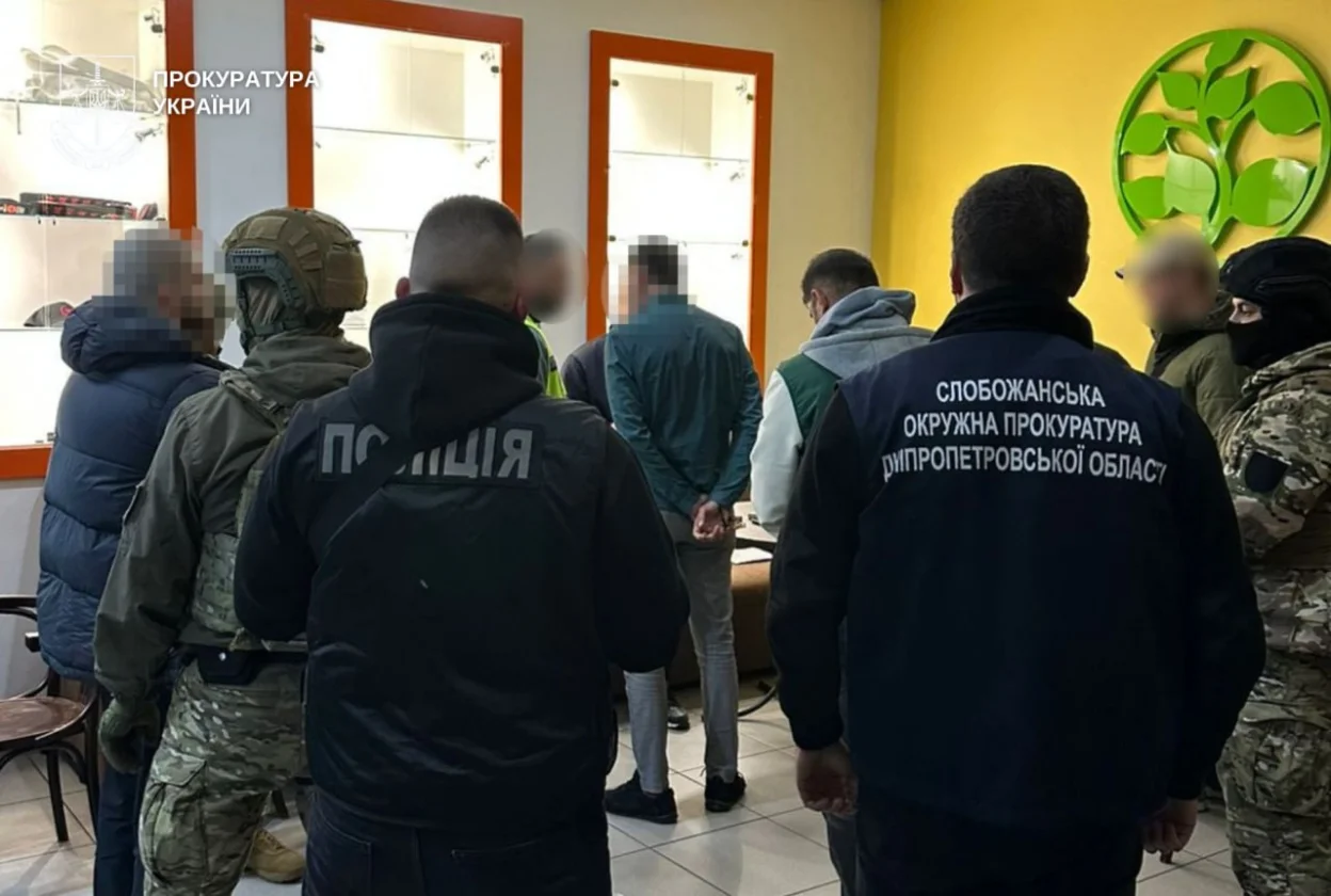 За $16 тисяч незаконно переправляли військовозобов’язаних за кордон: у Дніпрі трьом чоловікам повідомлено про підозру