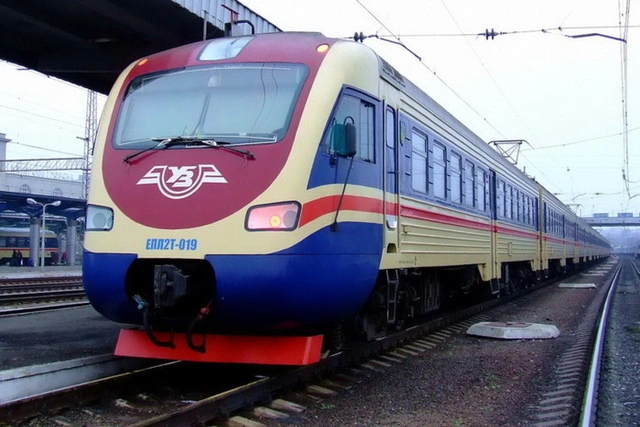На Дніпропетровщині 17 листопада тимчасово змінено рух приміських поїздів через бойові дії