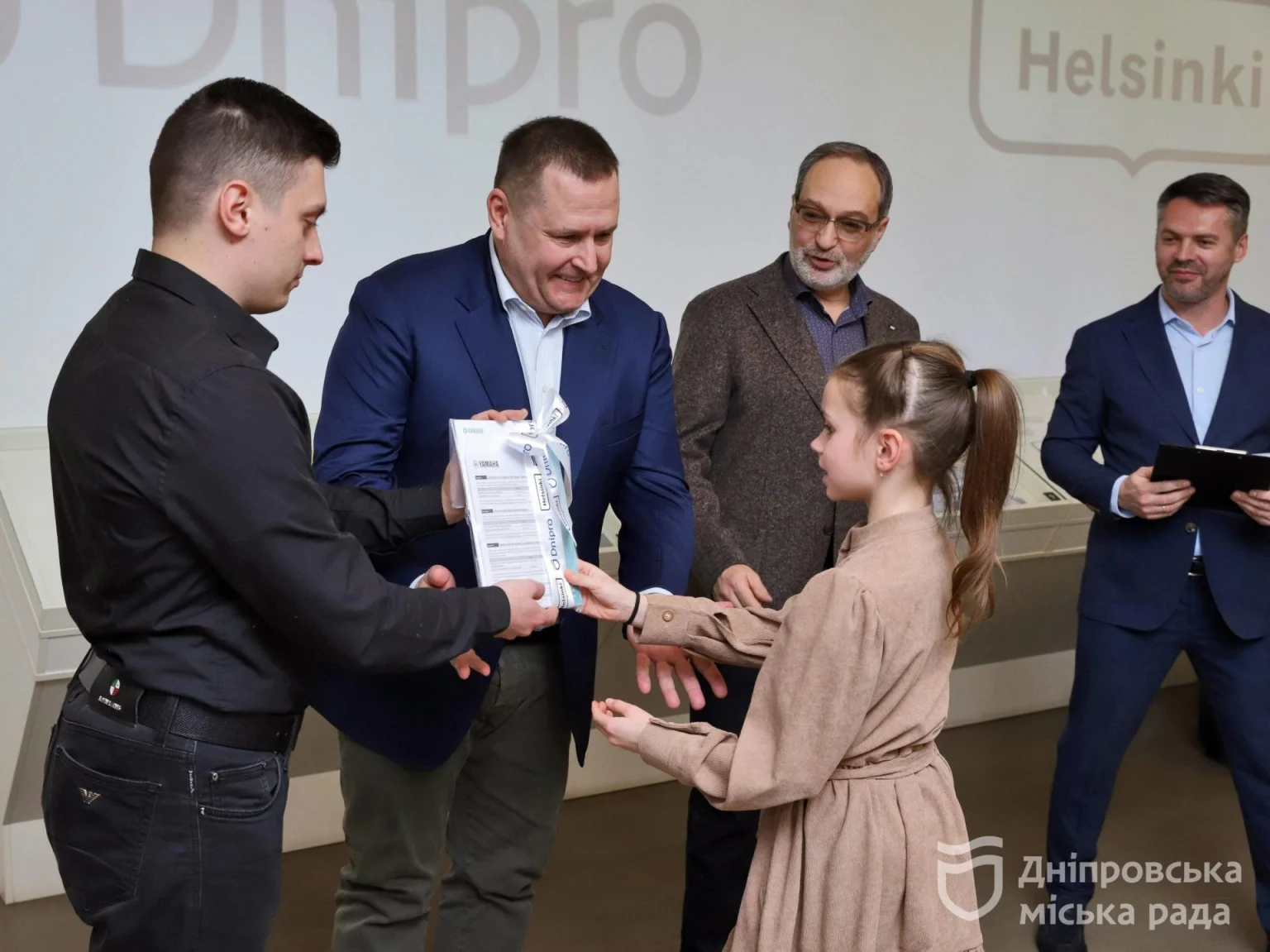 У Дніпрі дітям загиблих захисників придбали омріяні музичні інструменти: кошти зібрали на благодійних заходах у Гельсінкі