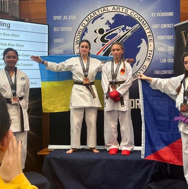 Школярки з Дніпра стали чемпіонками світу з козацького двобою