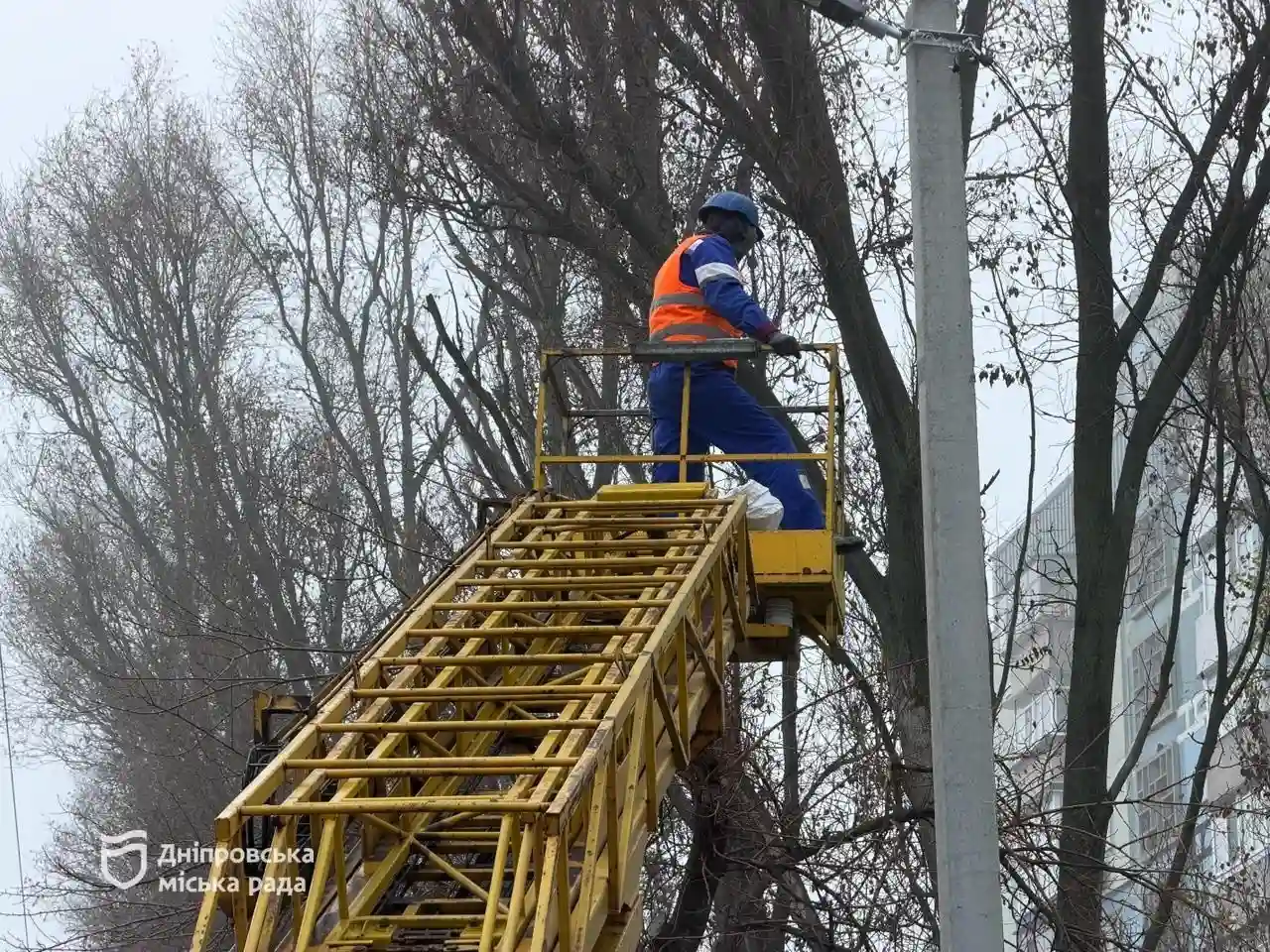 У Дніпрі оновлюють зовнішнє освітлення: на вул. Олександра Данченка вперше за десятиліття встановлюють світло