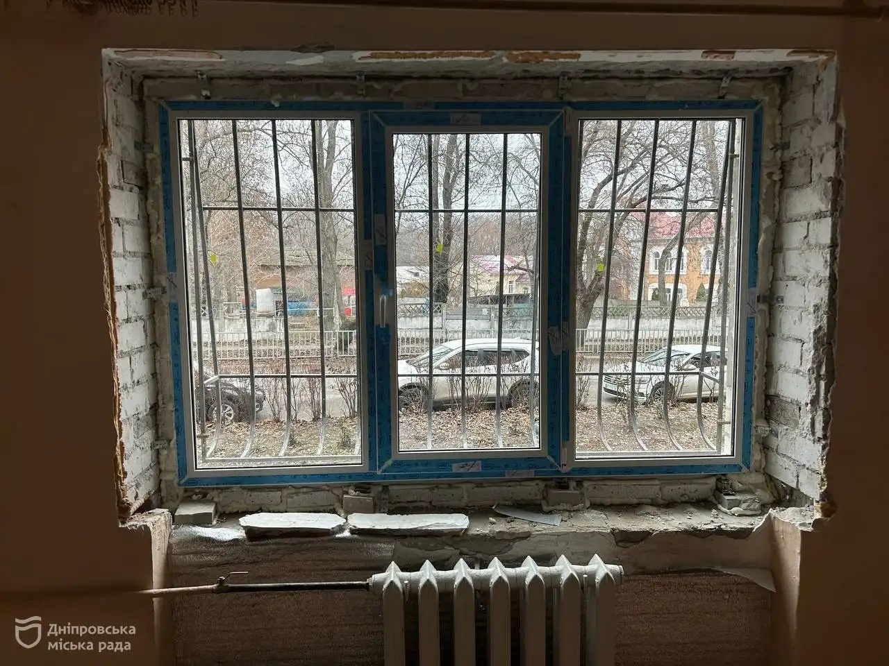 У Дніпрі міжнародні організації разом з КП «Дотик» відновлюють житло після російських атак