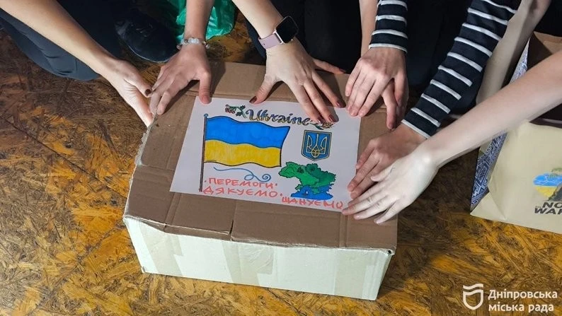 До Дня Збройних сил України діти з Дніпра створили обереги та зібрали смаколики для військових