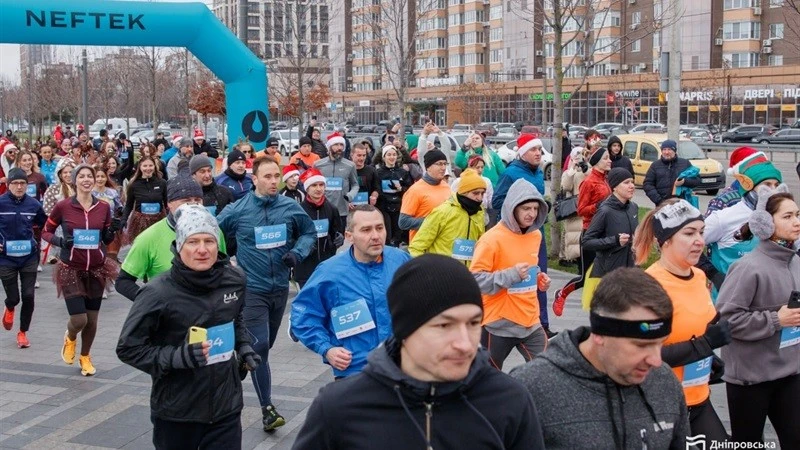 У новорічних костюмах і казкових образах: у Дніпрі відбувся благодійний забіг «Mykolaychiky Charity Run»