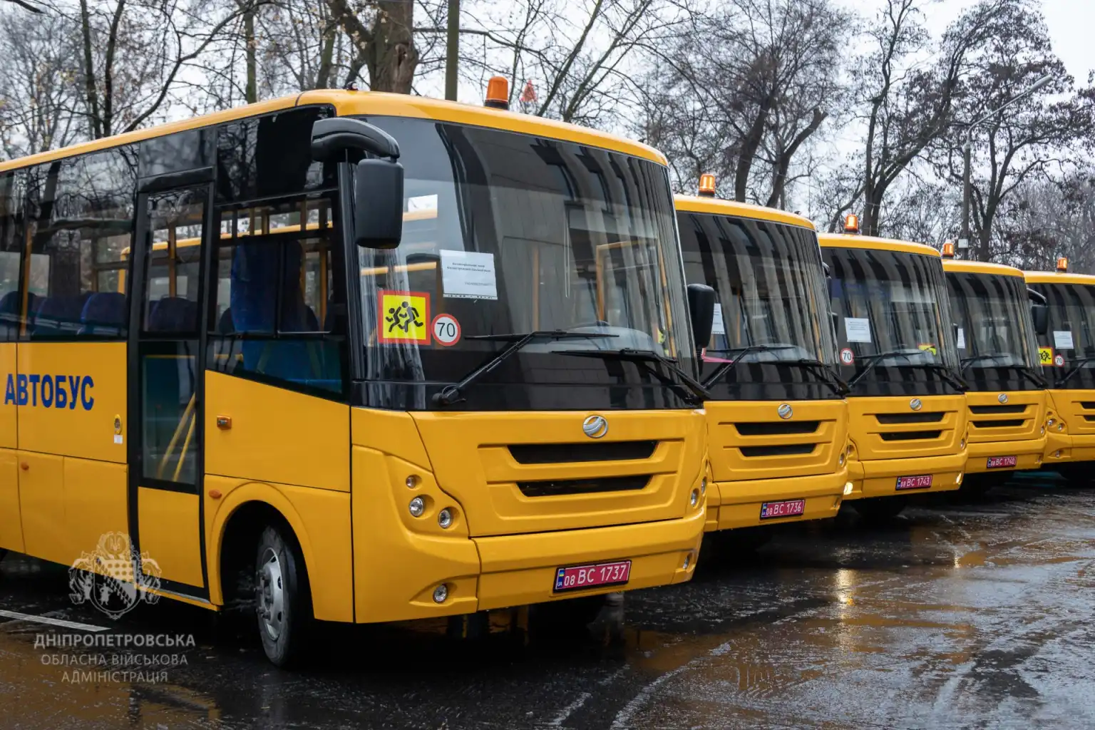 На Дніпропетровщині школи отримали ще 8 нових інклюзивних автобусів