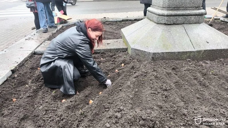 Квіткова присвята новому дому: маріупольський виш прикрасив центр Дніпра