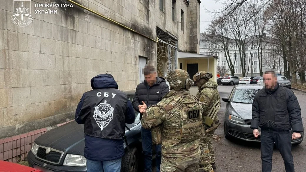 Дніпровських організаторів нелегальних виїздів підозрюють у переправленні чоловіків за 12 тисяч доларів