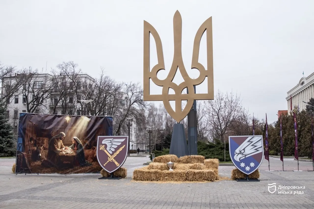 У Дніпрі відкрили монументальний Тризуб — символ єдності та сили У Дніпрі відкрили монументальний Тризуб — символ єдності та сили