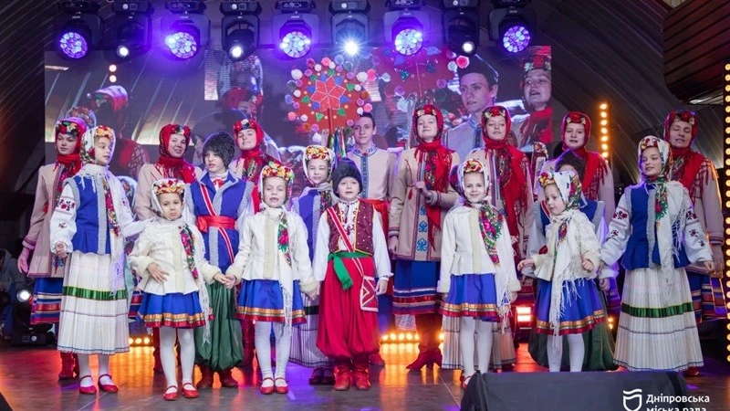 Дніпро святкує Різдво разом: для дітей військових та переселенців організували велике свято