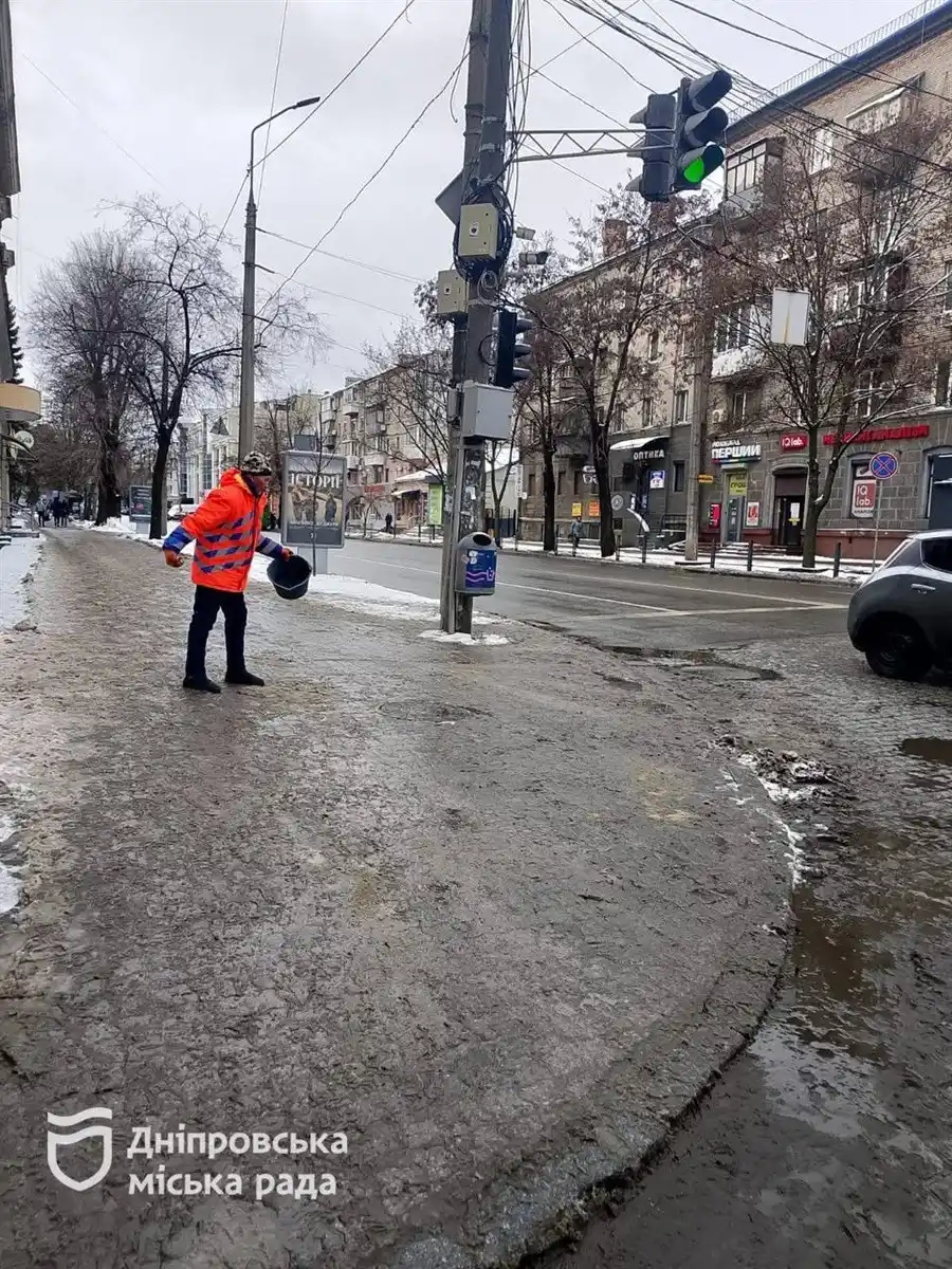 У Дніпрі тривають роботи з очищення вулиць від снігу та льоду