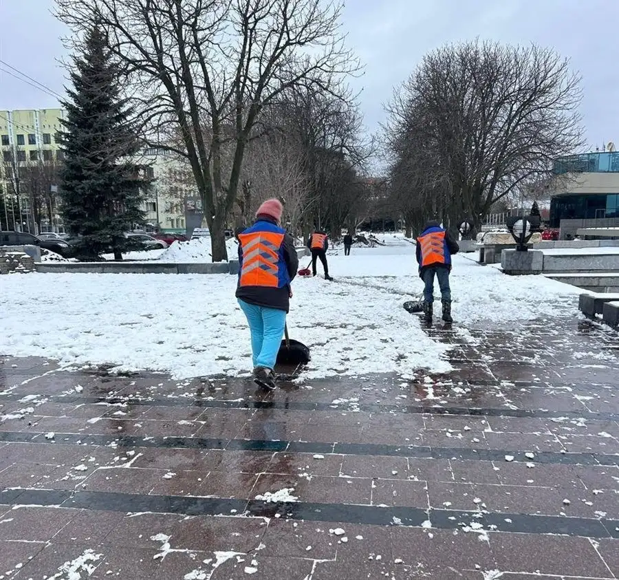 У Дніпрі тривають роботи з очищення вулиць від снігу та льоду