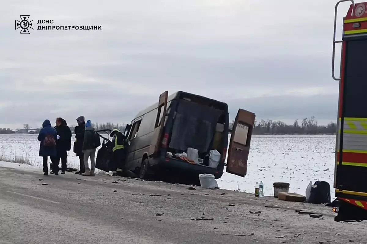 ДТП на Дніпропетровщині: двоє людей заблоковані в понівечених автомобілях