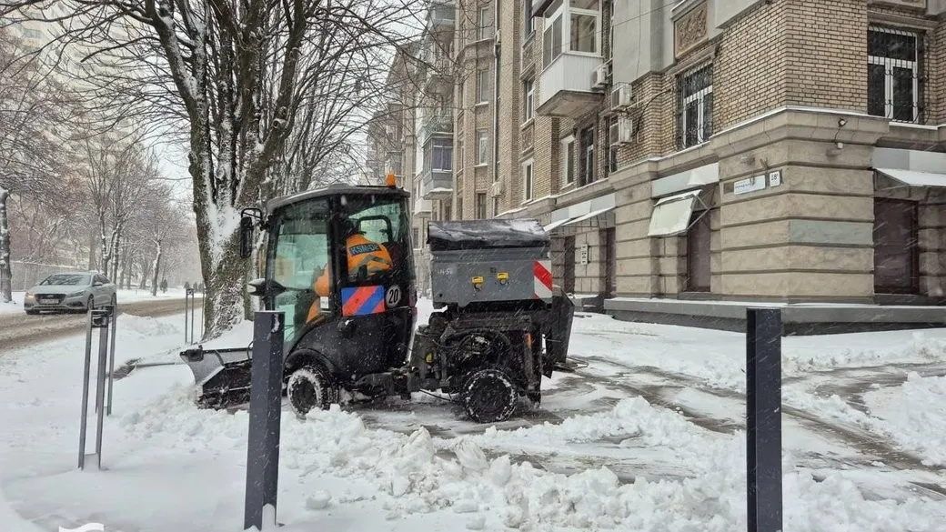 Хуртовина на Дніпропетровщині: спецтехніка працює на дорогах Дніпра та області