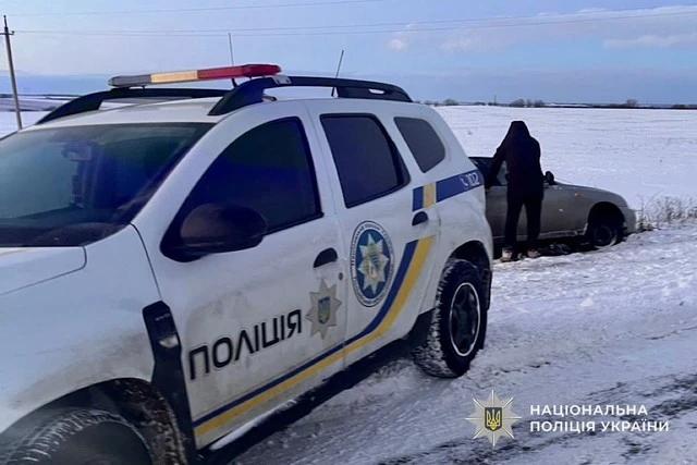 Поліцейські Дніпропетровщини допомогли водієві вибратися з кювету під час ожеледиці