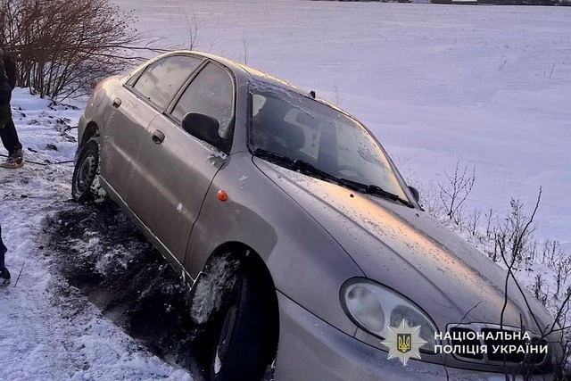 Поліцейські Дніпропетровщини допомогли водієві вибратися з кювету під час ожеледиці