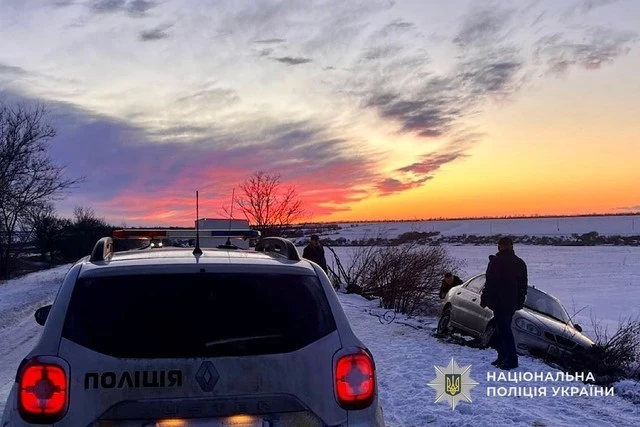 Поліцейські Дніпропетровщини допомогли водієві вибратися з кювету під час ожеледиці