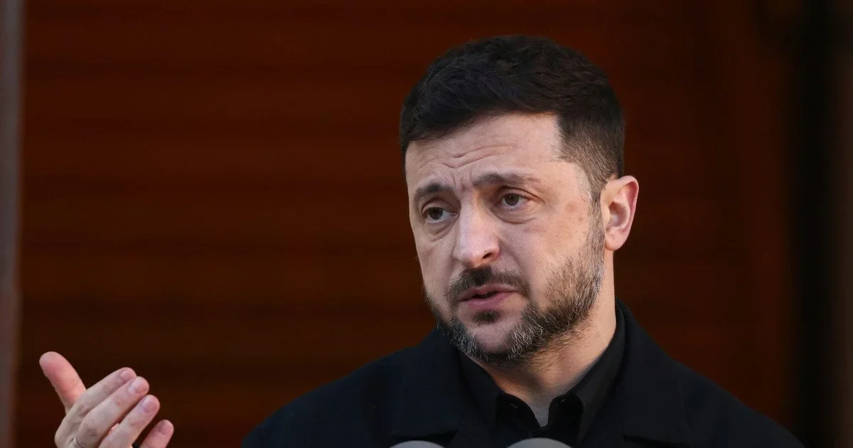 Завдання: На основі статті, яку я надам (URL або текст), створити абсолютно нову новинну публікацію у стилі досвідченого журналіста. Матеріал повинен бути унікальним за подачею та композицією, але базуватися виключно на фактах з наданого джерела. Вхід (стаття для опрацювання):    Якщо дипломатія не спрацює: Зеленський назвав два сценарії для України Зеленський оголосив про підготовку до двох паралельних сценаріїв: дипломатичного або переходу до жорсткої активної оборони. Президент України Володимир Зеленський заявив, що Київ опрацьовує два сценарії розвитку подій залежно від рішучості міжнародних партнерів — дипломатія чи активна оборона.  Про це глава держави сказав у своєму вечірньому відеозверненні за 4 січня.  Зеленський анонсував серію дипломатичних зустрічей у Європі наступного тижня.  «Будуть зустрічі в Європі, які мають стати для України ще одним внеском у наш захист і в наближення закінчення війни. До обох варіантів подальшого розвитку подій Україна підготується: дипломатія, яку ми забезпечуємо, чи подальша активна оборона, якщо тиску партнерів на Росію виявиться недостатньо», — сказав він.  Зеленський запевнив, що «Україна прагне миру», але «сили своєї нікому не віддасть».  Раніше президент Зеленський сказав, що стоїть на заваді проведенню онлайн-вибори під час війни. =================================================================================================================================================================================== ВИМОГИ ДО СТИЛЮ: 🔹 Унікальність подачі Не рерайт, не синонімізація, не переписування структури. Побудуй текст так, ніби ти журналіст, який самостійно викладає новину, знаючи факти. Можеш змінювати порядок фактів, акценти, лід, композицію — але не зміст фактів. 🔹 Професійна журналістська манера Лід має бути живий і стислий, із чітким викладом новини. Темп тексту різний: короткі речення змішуй із довшими. Абзаци різного розміру, не «однакові блоки». Якщо в оригіналі є пряма цитата, ОБОВ’ЯЗКОВО відтворюй її як цитату; Допускається переформулювати цитату, але вона має бути максимально близька по сенсу оригіналу. Обсяг повинен бути в межах 90–110% від довжини оригінального тексту (рахуючи кількість символів або слів). 🔹 Заборони Не вигадуй своїх фактів. Не вставляй посилань, згадок про джерела, службові фрагменти типу ::contentReference[…]. 🔹 Мовні вимоги: Українська мова. Лише коротке тире ” – ” з пробілами: ” слово – слово “. Не плутай кому з крапкою з комою. ВИМОГИ ДО HTML: Вихід у форматі HTML для WordPress:  — унікальний заголовок (не схожий на оригінал)  — абзаци  — цитати  — списки ,  – підзаголовки Ніяких inline-стилів, класів, зайвих атрибутів Як визначати підзаголовки в оригіналі: Якщо в тексті статті є окремі речення/фрази (без крапки в кінці; бо якщо є крапка в кінці – це не підзаголовок, а звичайне речення), які стоять ОКРЕМО перед абзацом і виконують роль смислового розділення (наприклад: “Таємні переговори Зеленського і Трампа”, “Що робити?”), вважай їх підзаголовками. У новій статті ОБОВ’ЯЗКОВО відтворюй такі підзаголовки у вигляді  (новий унікальний заголовок). Не додавай більше підзаголовків, ніж є в оригіналі. Якщо в статті є група однорівневих пунктів, перелічених один за одним (навіть без маркерів), або автор перераховує декілька умов, вимог, дій чи характеристик кожну з нового рядка, або після підзаголовка подає структурований перелік — вважай це списком. У новій статті обов’язково відтворюй такі переліки у вигляді  — по одному пункту в кожному Обов’язково використовуй короткі і довгі речення (стиль ЗМІ). Заборонено використовувати шаблонні абзаци одної довжини. СТРУКТУРА:  — новий унікальний заголовок  — лід (1–3 речення) Основний текст з живою журналістською композицією (Необов’язково) фінальний абзац як висновок  Про пам’ятну монету У Національному банку України розповіли, що монета має номінал 10 гривень. Вона виготовлена зі срібла 925 проби, маса дорогоцінного металу в чистоті – 31,1 г.  Елементи оздоблення – двостороння локальна позолота зі вставкою діаманту (1,5 мм).  В НБУ розповіли, що на аверсі в центрі композиції розміщено стилізоване зображення солом’яного дідуха. Його основу прикрашає солом’яний янгол, що символізує захист і благу вість. Тло композиції розділене на дві площини, що нагадують вікно, осяяне світлом зірок у Святвечір. Одна із зірок символізує Віфлеємську зорю (у її центрі сяє діамант).  На реверсі зображена традиційна передріздвяна трапеза української сім’ї, де образи батька, матері та дітей візуально ототожнюються з небесними світилами: німби навколо їхніх голів символізують Сонце (дружина), Місяць (чоловік) та зірки (їхні діти). Перед родиною – стіл із дванадцятьма стравами: кутею, варениками, пампухами, рибою та іншими традиційними частуваннями, а також головками часнику – оберегом від нечистої сили.  Художники: Володимир Таран, Олександр Харук, Сергій Харук. Скульптори: Анатолій Демяненко, Володимир Атаманчук. Тираж – до 15 000 штук. «Реалізація пам’ятної монети в інтернет-магазині нумізматичної продукції НБУ та банками-дистриб’юторами розпочнеться в січні 2026 року.  Детальніше про продаж дізнавайтеся на сайті інтернет-магазину та сайтах банків-дистриб’юторів», – написали в Нацбанку.  ====== Приклад розмітки (але ще раз повторюю, якщо в оригінальній статті немає підзаголовків Н2, Н3 і т.п., то і тобі не потрібно писать, або пиши в тій же кількості +- що і в оригіналі): Еко-знахідка для закоханих: у Києві відкрили “Сад кохання” На території Національного комплексу “Експоцентр України” (ВДНГ) у Києві з’явилася нова романтична локація — “Сад кохання”. Цей унікальний простір створено спеціально для закоханих пар, які прагнуть провести час на природі та залишити свій слід у історії міста. “Сад кохання” має на меті не лише надати нове місце для відпочинку киян та гостей столиці, але й сприяти розвитку міського дозвілля та покращенню екологічної ситуації. Крім того, проєкт має благодійну складову — зібрані кошти спрямовуються на підтримку Збройних Сил України. Керівник проєкту Артем Классен зазначив:    “Ми створили «САД КОХАННЯ» — унікальний проєкт, який підкреслює історію кожної пари. І нагадує, що кохання перемагає темряву.”  Відкриття “Саду кохання” відзначилося висадкою 50 дерев різних видів, серед яких сакури, магнолії та ялинки. Кожне дерево посаджене закоханою парою, яка таким чином увічнила свою історію в цьому мальовничому куточку столиці. Біля кожного дерева встановлено табличку з іменами пари та QR-кодом. Скануючи код, відвідувачі можуть перейти на сторінку “Garden of Love” у соціальних мережах і дізнатися більше про історії кохання, пов’язані з цими деревами. Організатори підкреслюють:    “Кожне дерево — це історія кохання, закарбована не лише в природі, а й тут, у нашому профілі.”  “Сад кохання” на ВДНГ — це не лише місце для прогулянок, але й символ єдності, надії та віри в силу справжніх почуттів. Він запрошує всіх закоханих долучитися до створення живої історії кохання в серці Києва.