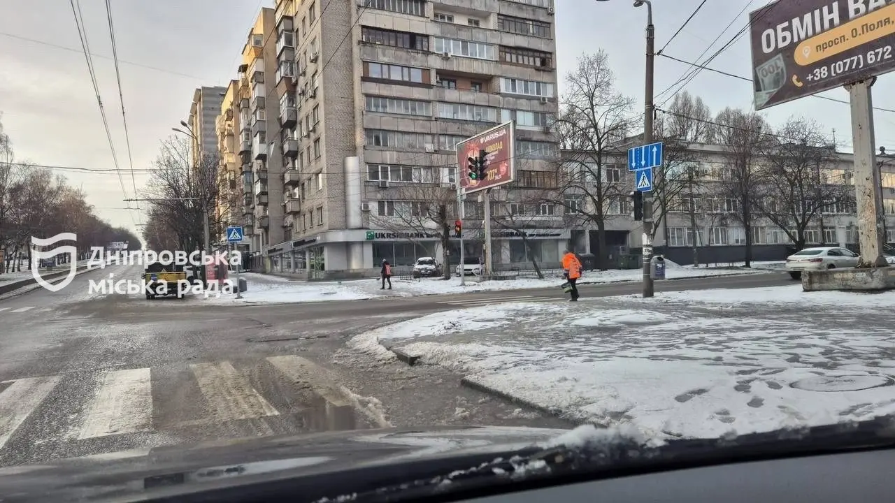 У Дніпрі посилено працюють комунальні служби для боротьби з негодою