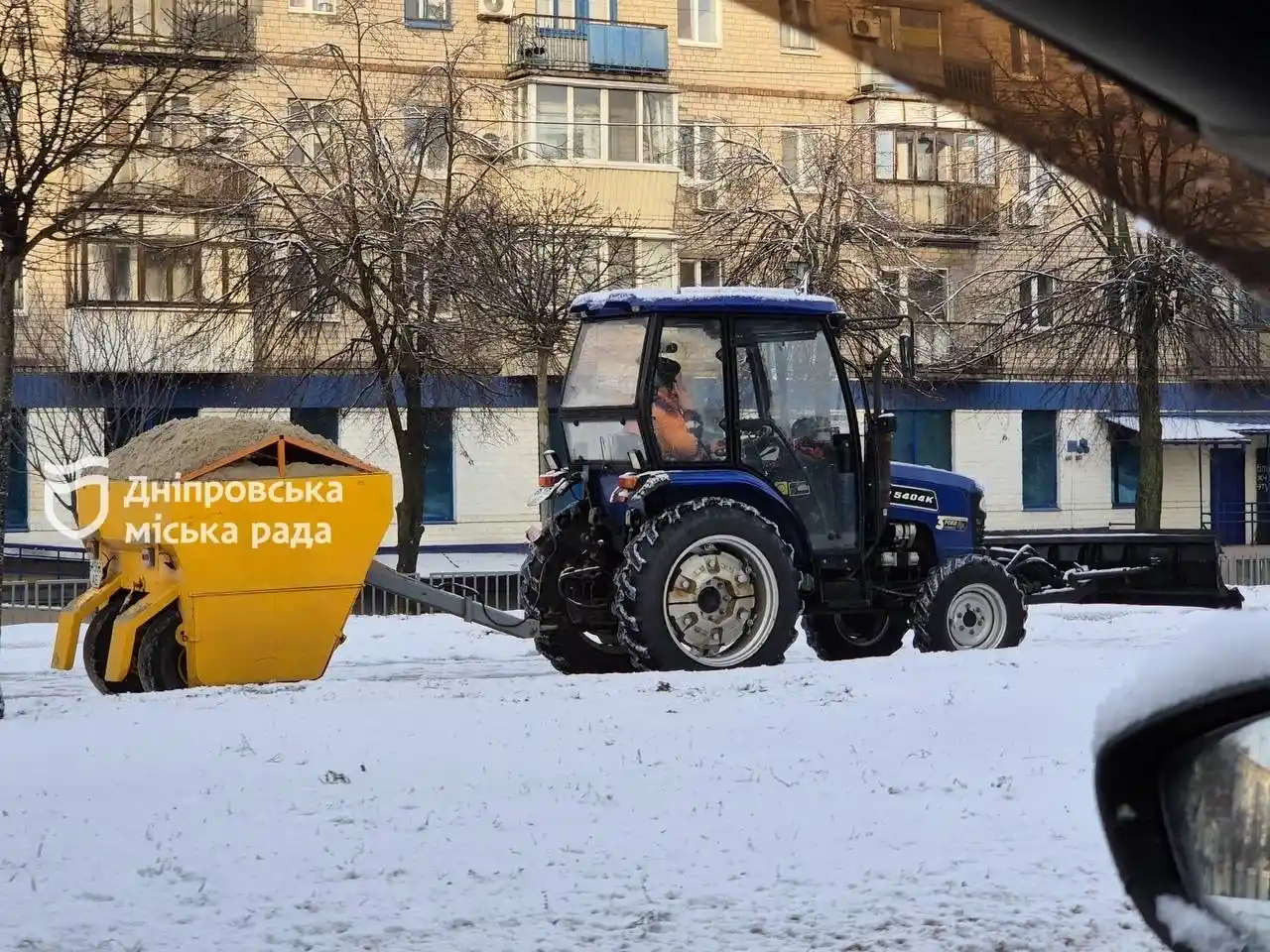 У Дніпрі посилено працюють комунальні служби для боротьби з негодою