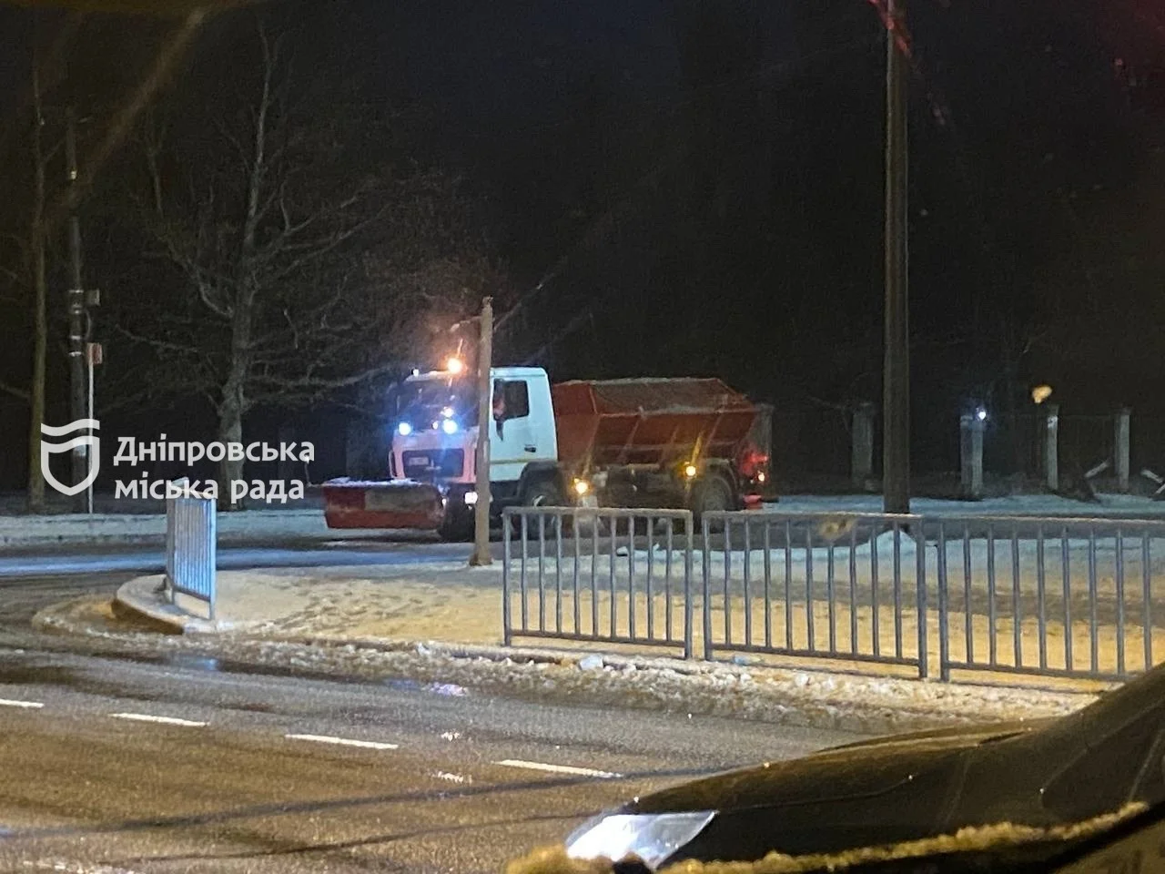 У Дніпрі посилено працюють комунальні служби для боротьби з негодою