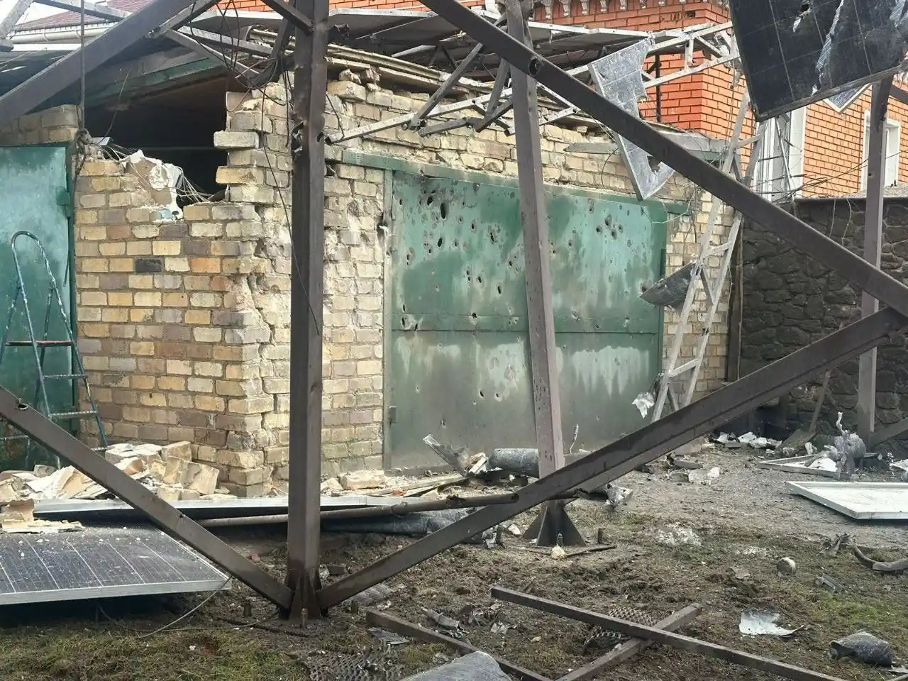 Масовані обстріли Дніпропетровщини: десятки постраждалих і руйнування