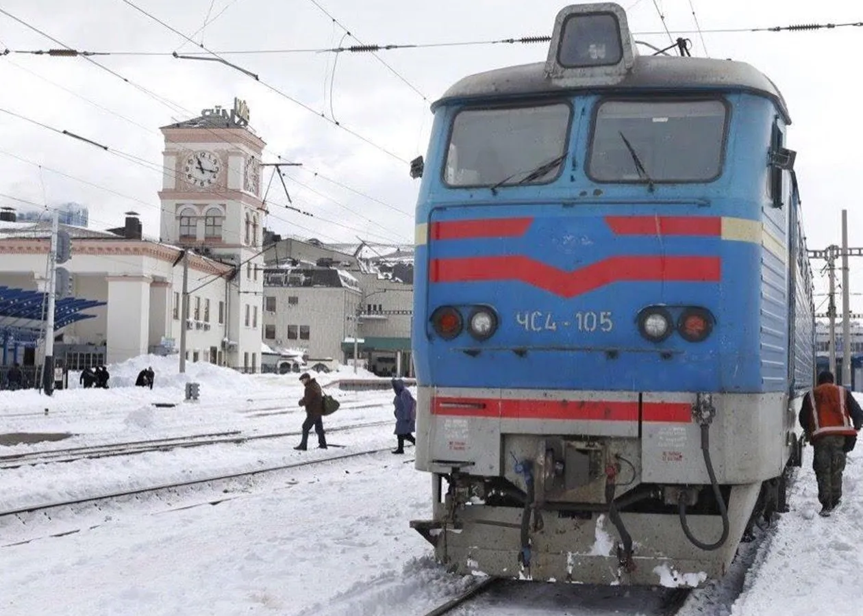 Приміські поїзди на Дніпропетровщині продовжують курсувати завдяки тепловозам