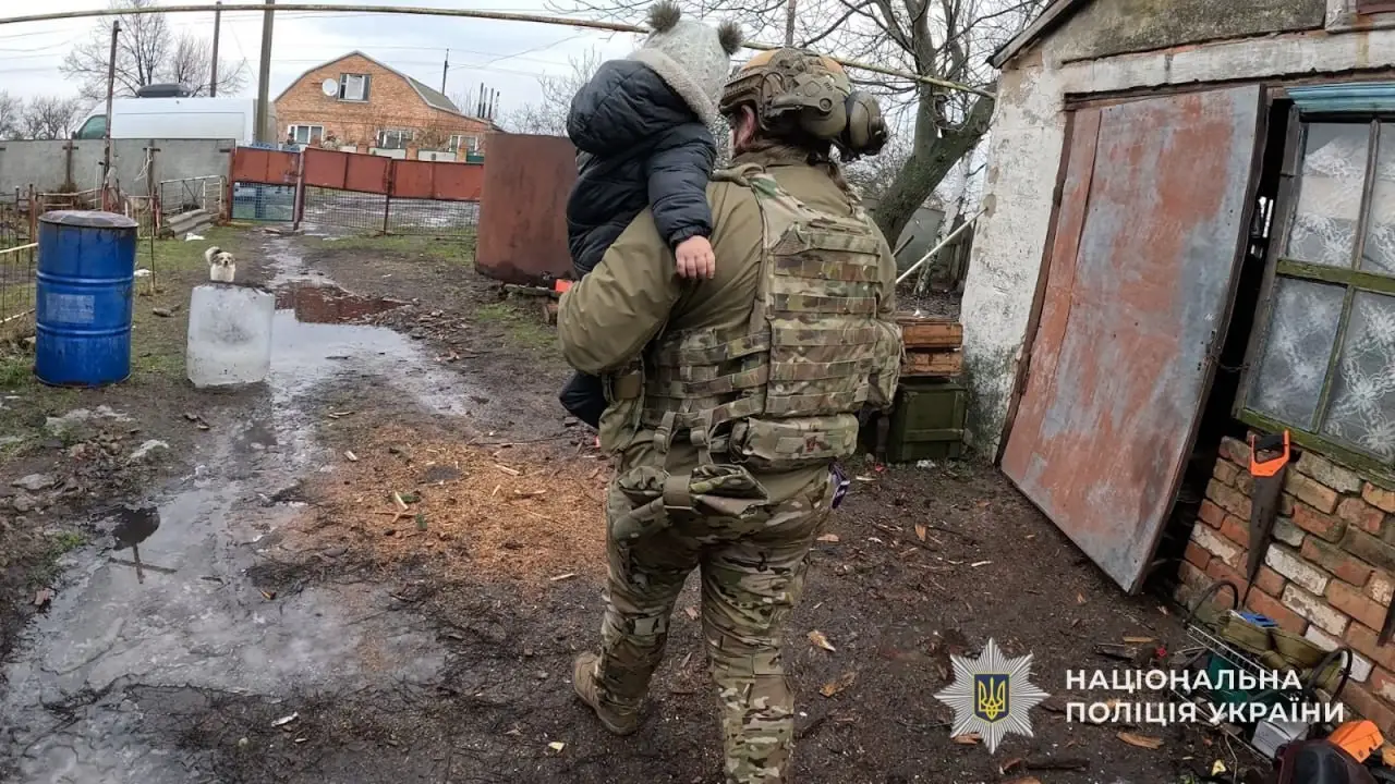 Дрон-камікадзе пошкодив будинок на Синельниківщині: поліцейські евакуювали родину з чотирма дітьми