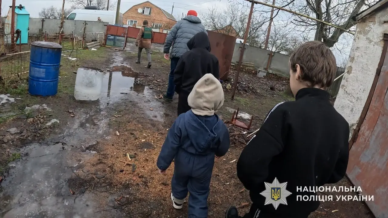 Дрон-камікадзе пошкодив будинок на Синельниківщині: поліцейські евакуювали родину з чотирма дітьми