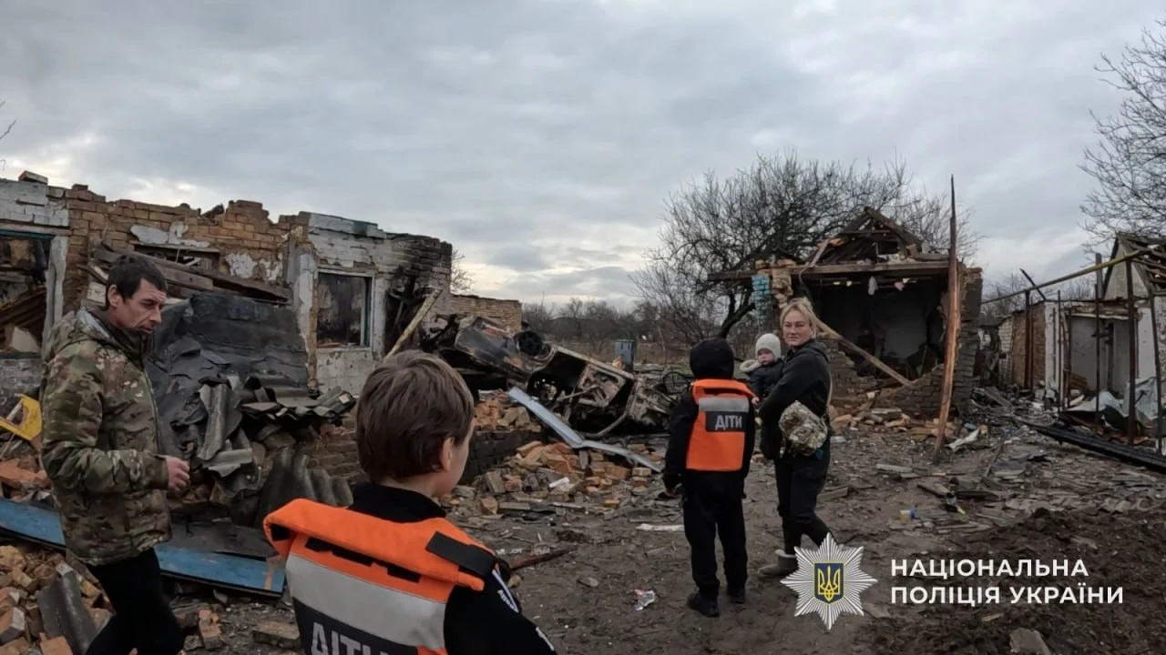 Дрон-камікадзе пошкодив будинок на Синельниківщині: поліцейські евакуювали родину з чотирма дітьми
