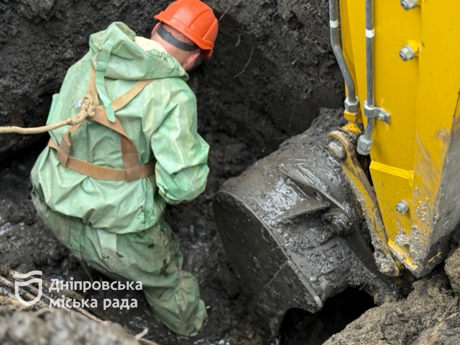 Дніпровські комунальники відновили водопостачання та каналізацію після аварій
