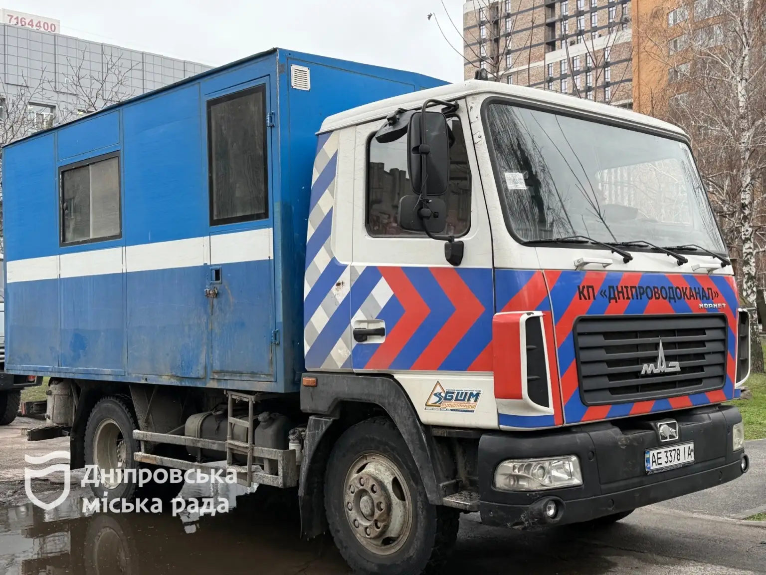 Дніпровські комунальники відновили водопостачання та каналізацію після аварій