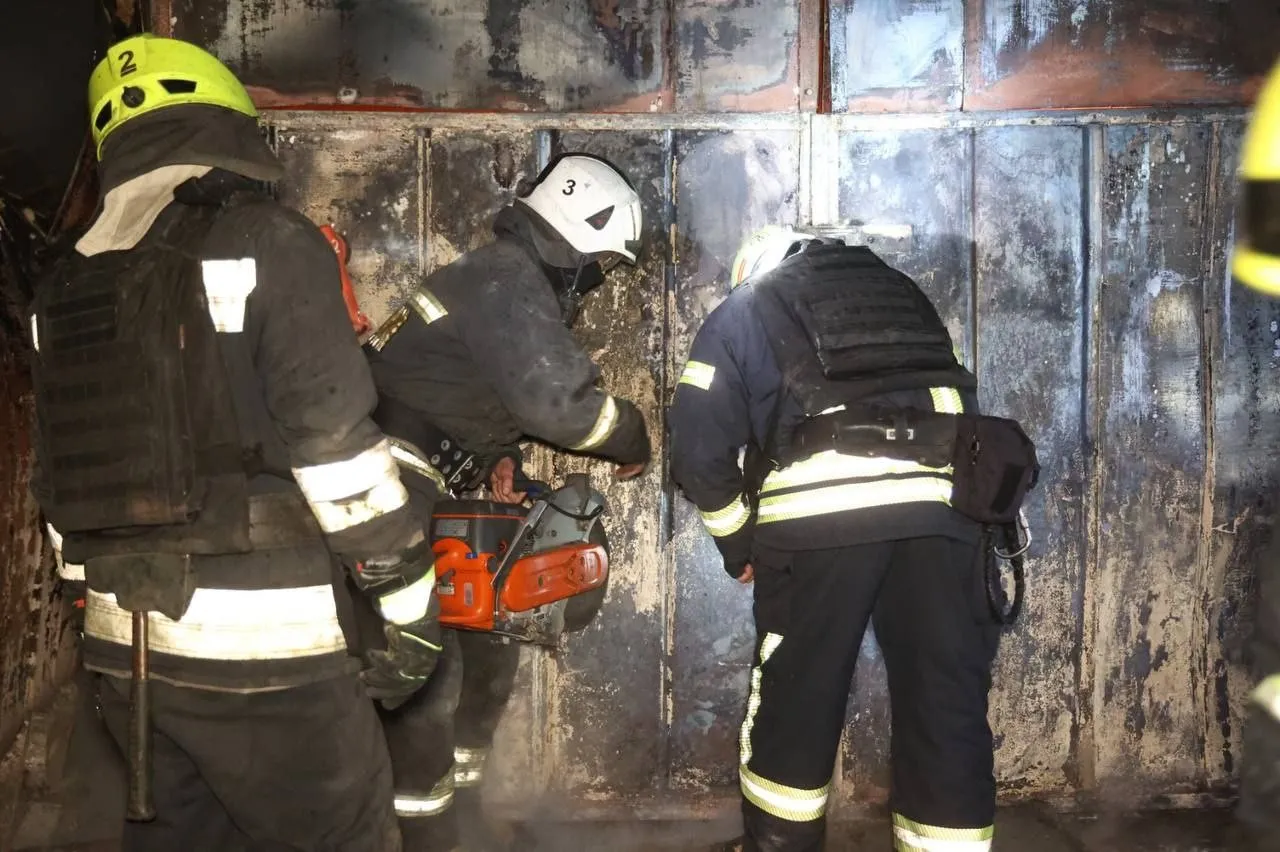 Масована атака БпЛА на Дніпропетровщину: троє постраждалих, пожежі та руйнування інфраструктури