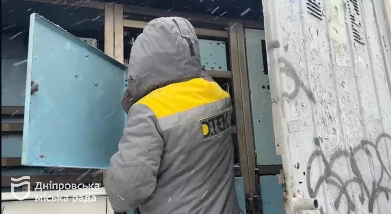 Дніпро: Лівобережжя бореться з наслідками атаки рф, але комунальні служби працюють цілодобово