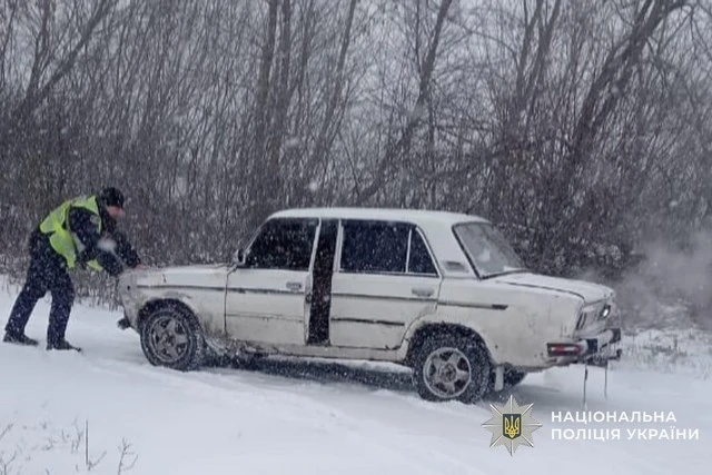 Поліція допомогла водієві вибратися зі складної ситуації через зимові умови