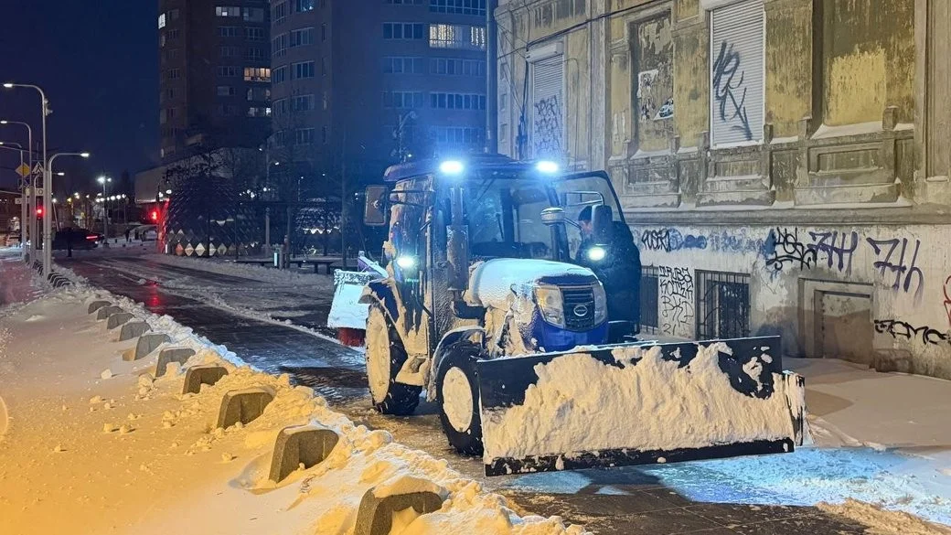 Снігопад у Дніпрі: комунальники працюють над ліквідацією наслідків негоди