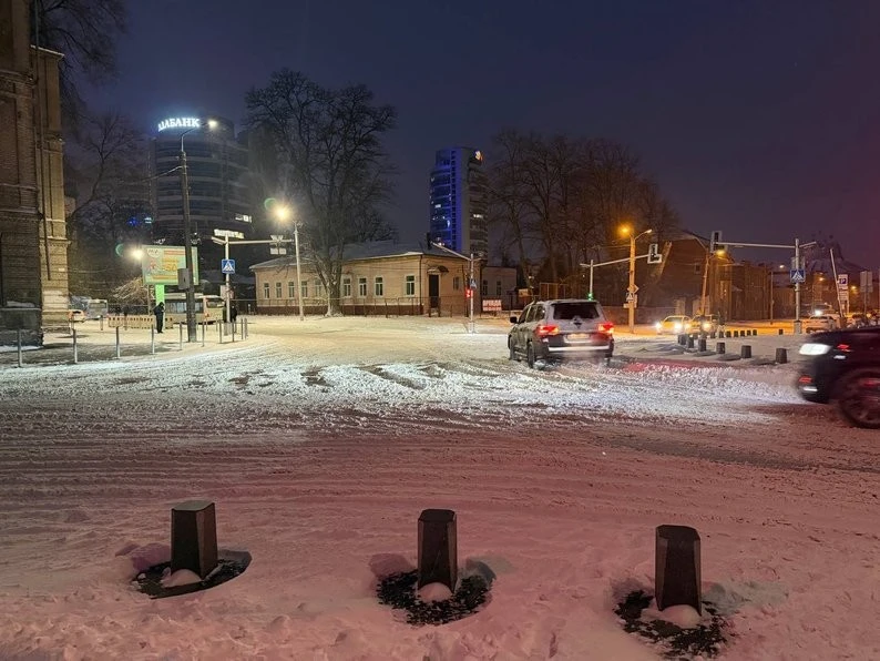 Снігопад у Дніпрі: комунальники працюють над ліквідацією наслідків негоди